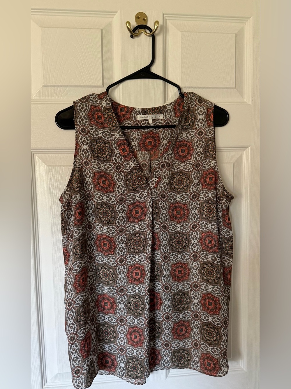 Violet & Claire Printed Sleeveless V-Neck Camisole in Rust and Brown